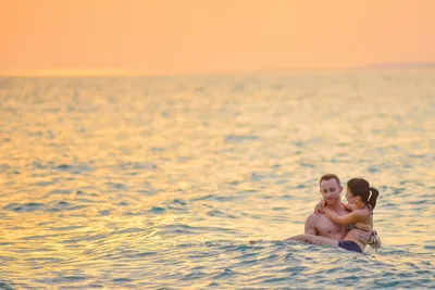 Мужчина и женщина купаются на пляже · Бесплатные стоковые фото