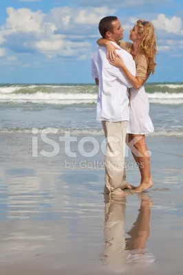 мужчина и женщина отдыхают на берегу моря Стоковое Изображение -  изображение насчитывающей лучей, довольно: 233532999