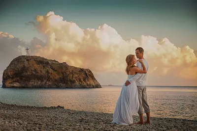 Мужчина и женщина целуются на берегу моря · Бесплатные стоковые фото