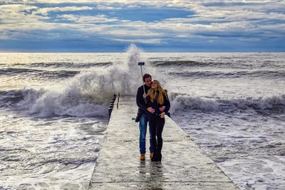 Мужчина И Женщина Отдыха На Берегу Моря — стоковые фотографии и другие  картинки 2015 - 2015, Взрослый, Горизонтальный - iStock