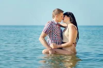 мужчина и женщина, влюбленные, обнимаются на пляже. молодожены на курорте.  яркое солнце. Стоковое Изображение - изображение насчитывающей отдых,  потеха: 235928103