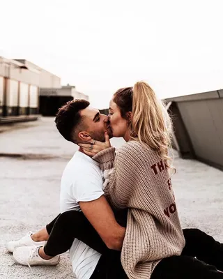счастливая влюбленная пара. мужчина и женщина в профиль романтический  поцелуй Стоковое Фото - изображение насчитывающей смотреть, человек:  225442338