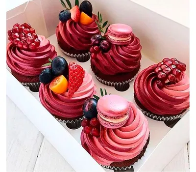 Капкейки с ягодами и цветами - цены | купить в Санкт-Петербурге в  кондитерской на заказ Авторские десерты БуЛавка
