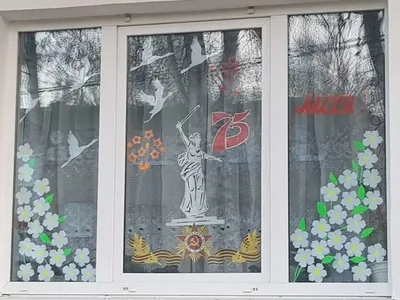 Брянцы украсили окна ко Дню Победы