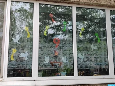 Окна Победы: Подмосковье украсили бумажные голуби и журавли