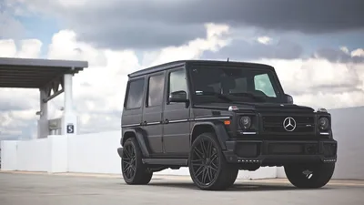 Обои на рабочий стол Черный Mercedes-Benz Gelandewagen G 63 AMG под  пасмурным небом, обои для рабочего стола, скачать обои, обои бесплатно