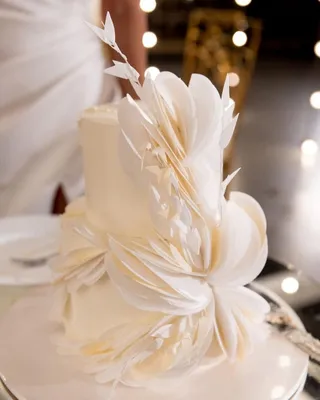 Свадебный торт с декором из рисовой бумаги 29084721 стоимостью 28 000  рублей - торты на заказ ПРЕМИУМ-класса от КП «Алтуфьево»