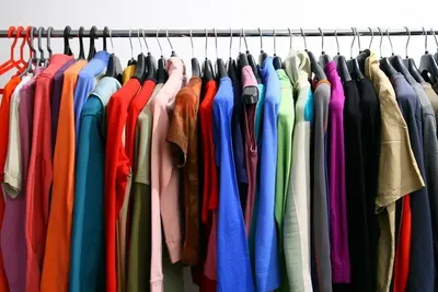 Мерчендайзинг в магазине одежды: как правильно развешивать вещи