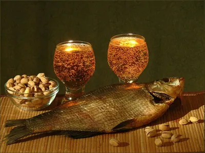 На фоне реки на столе пиво, рыба…» — создано в Шедевруме