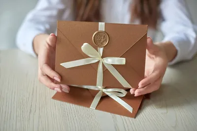 Что подарить на свадьбу молодоженам: недорогие полезные подарки – Идеи