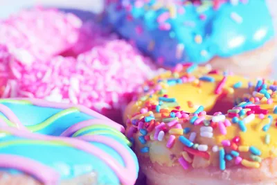 Пончик Перекрёсток Donut с клубникой, 68г - купить с доставкой в Москве в  Перекрёстке
