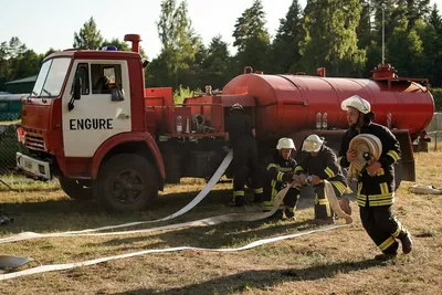 Храбрый пожарник на посадке Стоковое Фото - изображение насчитывающей люди,  возмужало: 166104742