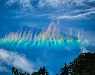изображение удивительной радуги над водой в темном небе, облако солнечное  радуга, Hd фотография фото, радуга фон картинки и Фото для бесплатной  загрузки