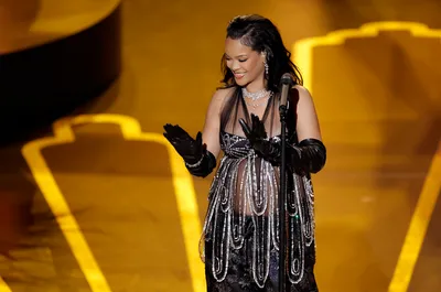 Rihanna Teases New Music, Talks Motherhood, Super Bowl – The Hollywood  Reporter