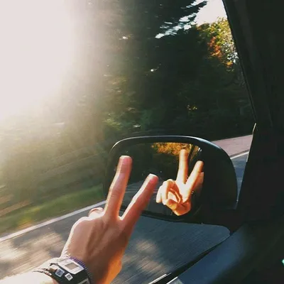Руки парня и девушки в машине Стоковое Фото - изображение насчитывающей  астетически, счастье: 208281746
