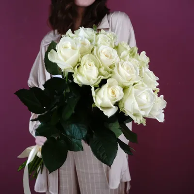 Букет из 7 белых роз 40 см - купить в Москве по цене 1690 р - Magic Flower