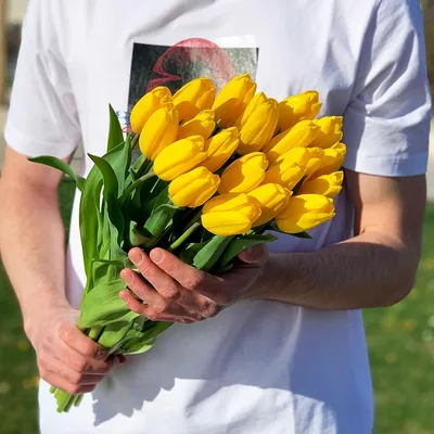Гарольд: букет желтых тюльпанов в шляпной коробке по цене 9325 ₽ - купить в  RoseMarkt с доставкой по Санкт-Петербургу