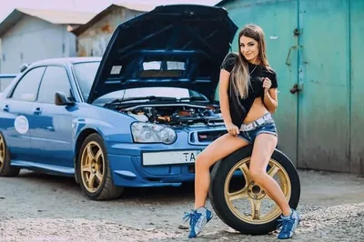 Красивая девушка за рулем автомобиля делает макияж смотря в зеркало Stock  Photo | Adobe Stock