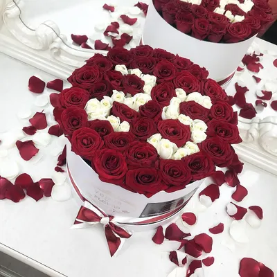 Открытка с днем рождения женщине с алыми розами