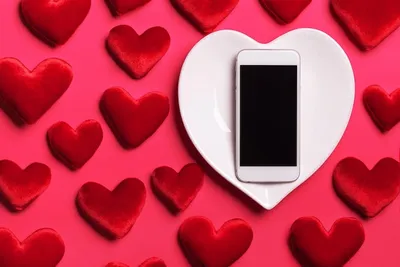 Сердечки на чёрном фоне ко дню святого Валентина - обои на телефон