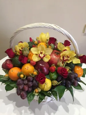 Букет с фруктами, ягодами и цветами №5