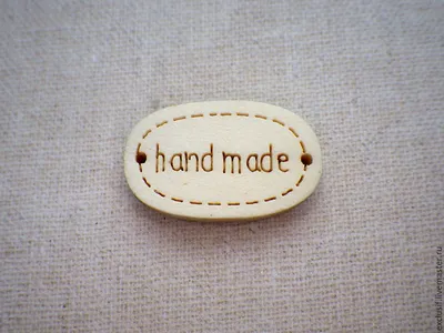 Бирка нашивка с надписью \"Hand made\" (хенд мейд) деревянная в  интернет-магазине Ярмарка Мастеров по цене 10 ₽ – ACNDXBY | Фурнитура,  Москва - доставка по России