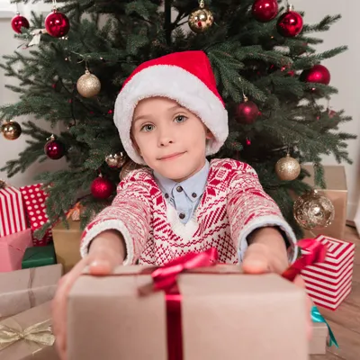 Новогодние подарки для детей 2022: что подарить детям на Новый год