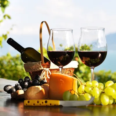 розовое вино в бокалах возле бассейна и поднос с фруктами Stock-Foto |  Adobe Stock