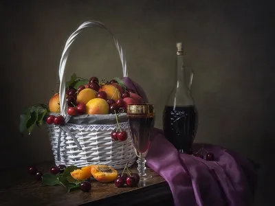 Корзина фруктов с бутылкой белого вина на заказ с доставкой в  Санкт-Петербурге