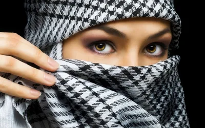 Красивая молодая женщина с закрытым лицом - идеальная кожа Стоковое Фото -  изображение насчитывающей привлекательностей, кавказско: 165742526