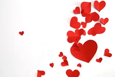 Розовые и красные сердечки в форме бумаги, вырезанные в виде большого  сердца на белом фоне. Порождающий искусственный интеллект - Ozero -  российский фотосток