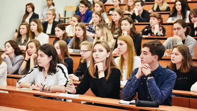 Групповая сессия в школьном классе со всеми студентами, работающими вместе  Стоковое Изображение - изображение насчитывающей германия, зрачок: 161714429