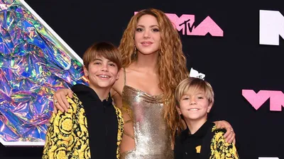 Шакира вывела подросших сыновей на красную дорожку премии MTV | РБК Life