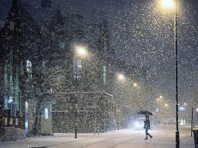 Посольство России в Республике Южная Осетия - #МинуткаПоэзии #Пастернак Снег  идёт Снег идет, снег идет. К белым звездочкам в буране Тянутся цветы герани  За оконный переплет. Снег идет, и всё в смятеньи,