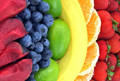 спелые, сочные фрукты: яркий красный гранат, сочный апельсин, виноград  Stock-Foto | Adobe Stock