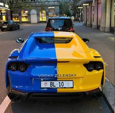 В Европе заметили эксклюзивный суперкар Ferrari в украинских цветах | ТопЖыр