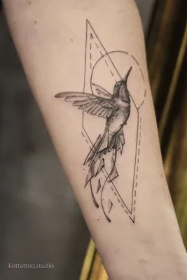 Тату птицы на руке. Татуировка птица с геометрией. 100+ татуировок и  эскизов на сайте! | Геометрическая татуировка, Тату с колибри, Тату