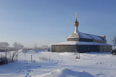 Церковь зимой со снегом и голубым небом в iveland норвегия | Премиум Фото