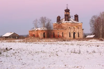 Церковь у реки зимой | Премиум Фото