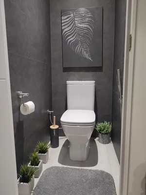 Туалет в ванной. Керамика туалета мизанской унитаз вид сверху в помещении в  ванной. Стоковое Фото - изображение насчитывающей здорово, сток: 193537612