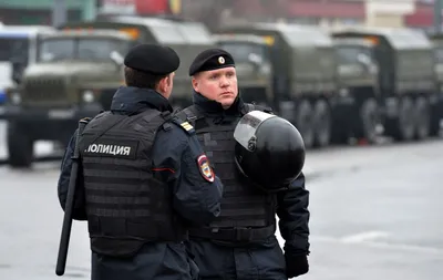 деловые кавказцы, общаясь в ресторане, сидят с ноутбуком за столиком  Стоковое Изображение - изображение насчитывающей обсуждение, стол: 216725621