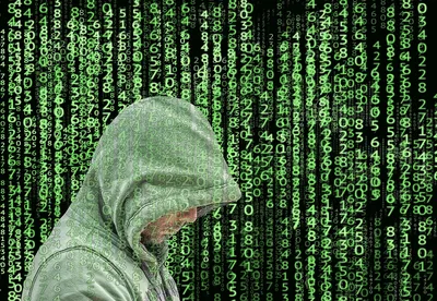 хакер в хакерской маске работает на ноутбуке в темноте, мошенническая  картинка, мошенничество, концепция фон картинки и Фото для бесплатной  загрузки