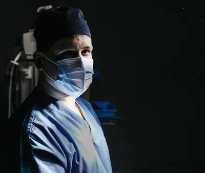 Профессия хирург: где учиться, зарплата, плюсы и минусы