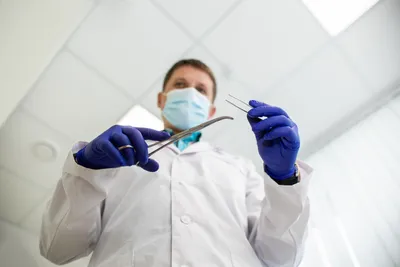 Женщина-хирург в стерильной маске во время операции Стоковое Фото -  изображение насчитывающей комната, работать: 161710992
