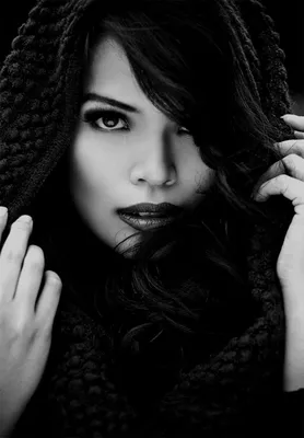 Черно-белый образ молодой красивой девушки стоковое фото ©Petunyia 108819444
