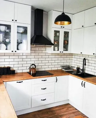 Небольшая встроенная кухня в серо-белом цвете с однотонными фасадами в 2024  г | Кухня, Высокие кухонные шкафы, Современный дизайн кухни