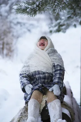 Женщина закрывает лицо руками от падающего снега Стоковое Фото -  изображение насчитывающей погода, температура: 209373814