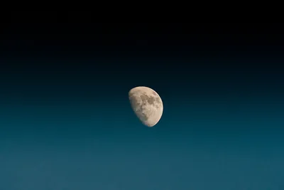 Обои луна, тучи, небо, свет, ночь картинки на рабочий стол, фото скачать  бесплатно