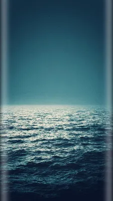 Счастливый Мальчик Спиной Шагает Море Шпилями Волнами Вертикальный Формат  стоковое фото ©namak 407156728