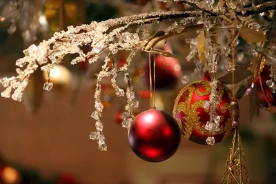 Красивая новогодняя елка с крафтовыми украшениями ручной работы и красными  стеклянными шарами | Flyvi